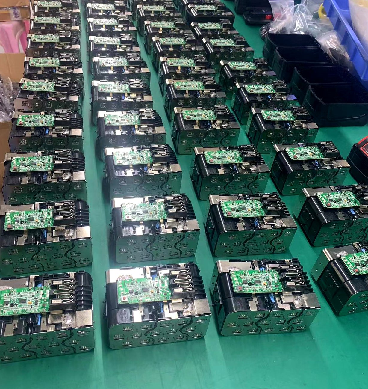 Power tool battery packs with BMS in volume production
